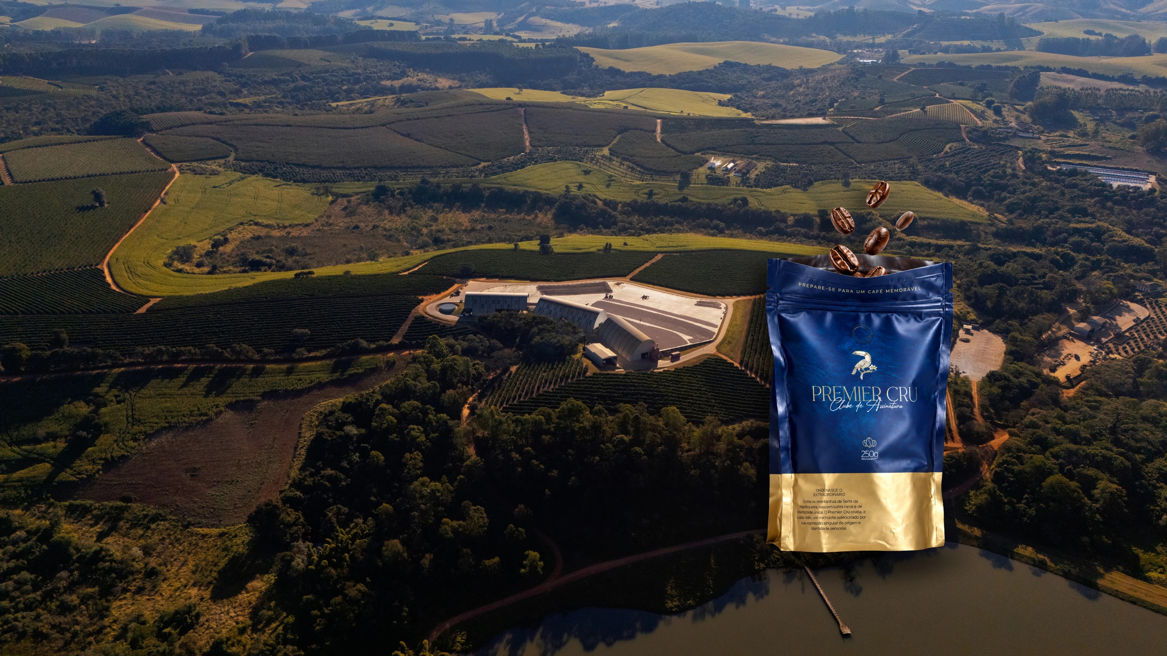 Embalagem Premier Cru aberta e grãos de café diante da paisagem da Fazenda Rio Verde